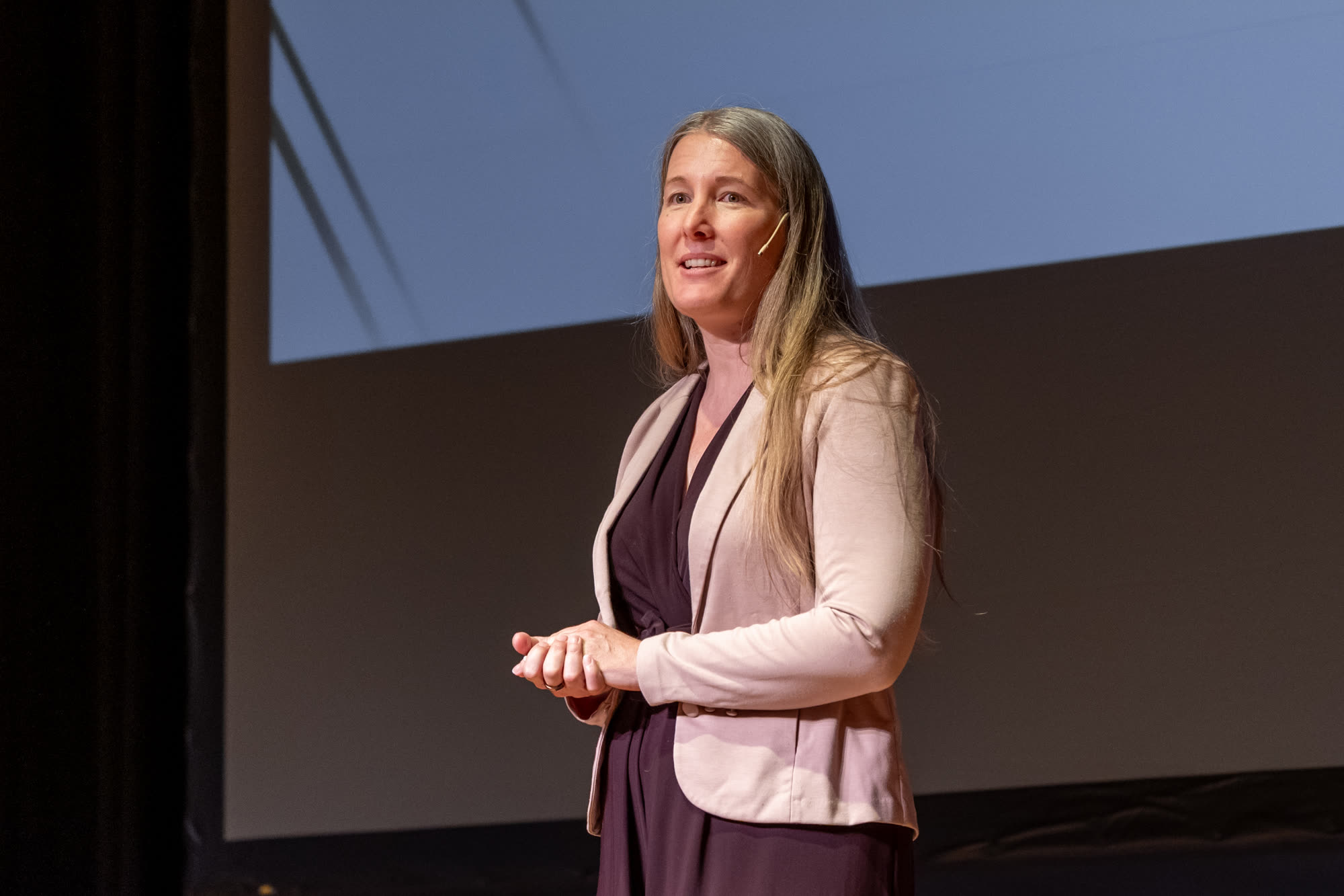 Stefanie Blochwitz spricht auf einer Bühne